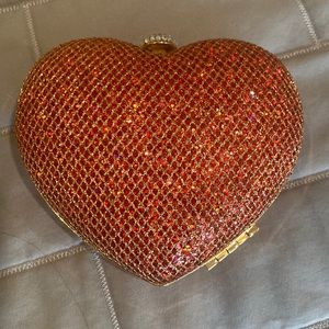 Urban Expressions Heart clutch